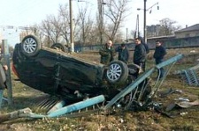 В Ростове на Нансена Hyundai снёс забор и перевернулся на крышу