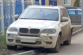 Автолюбителей Ростова предложили штрафовать за парковку на газонах постфактум