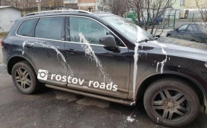 В Ростове на Западном неизвестный облил краской несколько машин