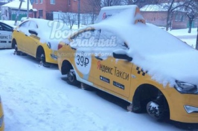 Приехали: в Ростове сняли колеса у автомобилей "Яндекс.Такси"