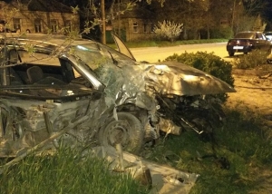 В Таганроге водитель Mitsubishi погибла, врезавшись в дерево