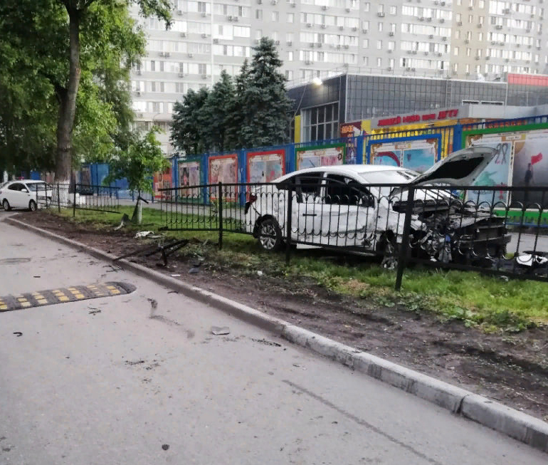 В Ростове пьяный водитель врезался в 4 припаркованные машины
