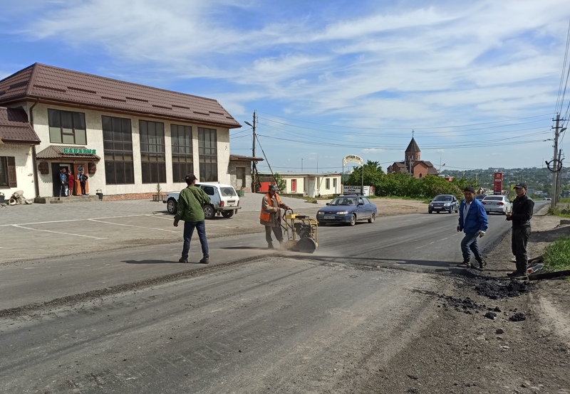 Власти Новочеркасска хотят обязать подрядчика переложить асфальт 