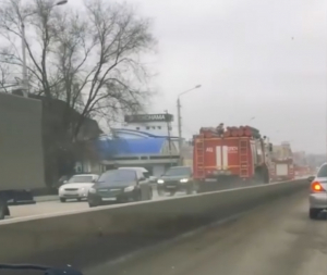 Три пожарные машины ехали по встречной полосе на ложный вызов