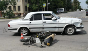 В Новочеркасске двое подростков на скутере врезались в «Волгу»