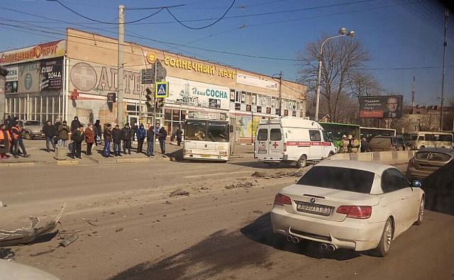На Стачки в Ростове столкнулись три легковушки и автобус, два человека ранены