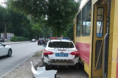 В Ростове на Сельмаше трамвай снёс машину ДПС