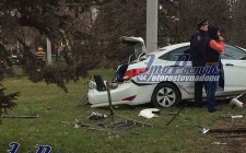 В Ростове на Каменке Hyundai Solaris протаранил ограждение и вылетел на площадь