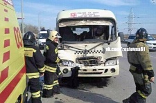 В Ростове маршрутка с пассажирами врезалась в грузовик