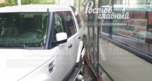 Кто виноват: в Ростове автобус повредил неправильно припаркованную иномарку