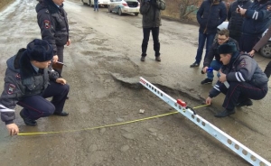 Огромные ямы в Ростове зафиксировали сотрудники ГИБДД
