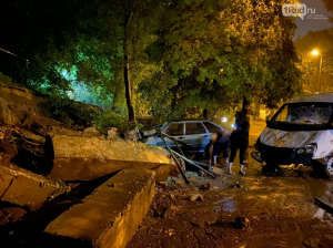 В Ростове рухнувшая стена на проспекте Стачки раздавила автомобили