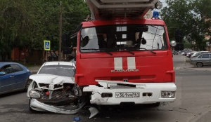 Пожарный «Камаз» под звук спецсигналов попал в  ДТП в центре Ростова