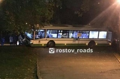 В Ростове автобус № 3 протаранил две легковушки и пробил железный забор парка Островского