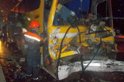 В Ростовской области пассажирский автобус столкнулся с тремя фурами