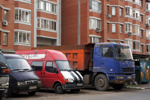 В России снова разрешат ставить грузовики и автобусы в жилых районах