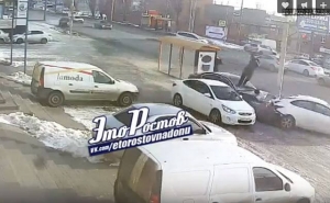 ДТП на Вавилова, где BMW сбил человека у остановки, попало на видео