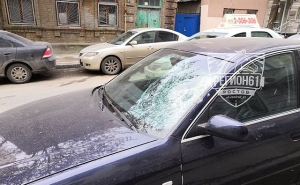 В центре Ростова упавшая со здания лепнина разбила стекло иномарки