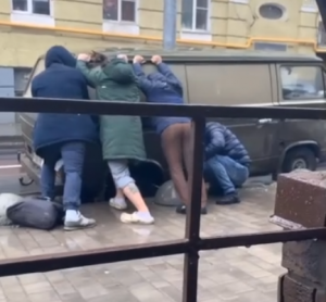 В Ростове автомобиль провалился в ливнёвку без решетки