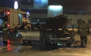 Опасный дрифт: в Ростове на парковке гипермаркета сгорела машина