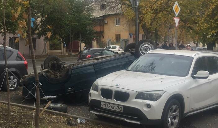 В Ростове 18-летний водитель без прав разбил три машины