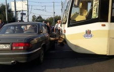 В центре Ростова трамвай протаранил «Волгу»