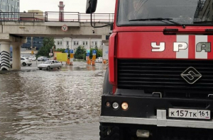 В Ростове из-за сильного ливня затопило Привокзальную площадь