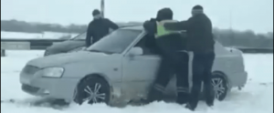 Двух инспекторов ДПС задержали на трассе в Ростовской области