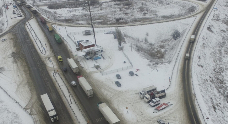 Ледяные заторы на трассе М-4 в Ростовской области стали еще длиннее
