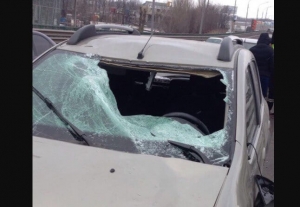 В Ростовской области упавшая с фуры льдина чуть не убила водителя легковушки