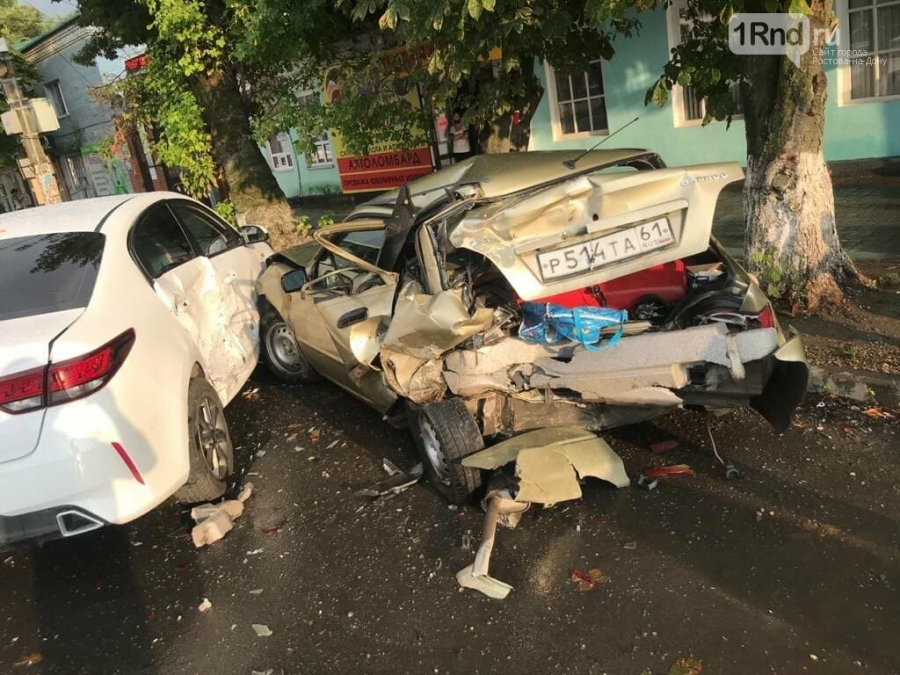В Батайске водитель «Мерседеса» протаранил три автомобиля