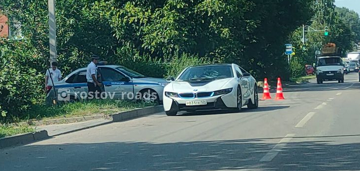 В Ростове суперкар BMW i8 сбил пенсионера на велосипеде