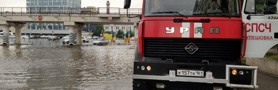 В Ростове из-за сильного ливня затопило Привокзальную площадь