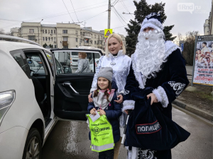 Донские автоинспекторы поздравили ростовских водителей с праздниками