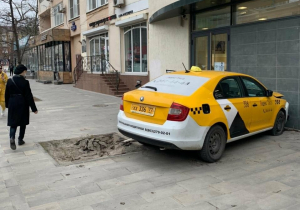 В центре Ростова таксист сбил женщину и влетел в здание магазина
