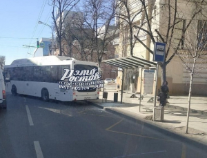 В центре Ростова автобус разбил стекло остановки и уехал
