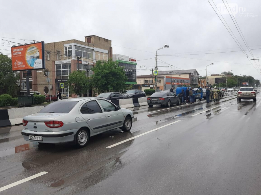 На проспекте Стачки в Ростове столкнулись 5 дорогих иномарок