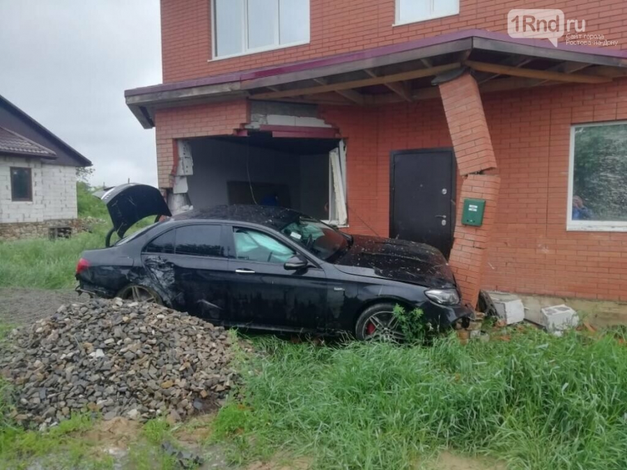 В Ростовской области автомобиль влетел в строящийся дом