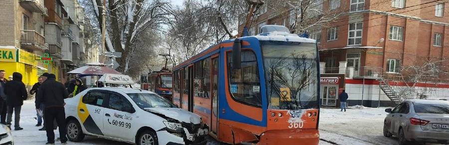 В Таганроге столкнулись трамвай и такси