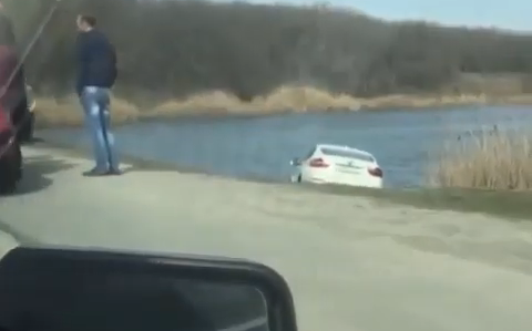 В Ростове-на-Дону BMW X6 упал в реку после массового ДТП
