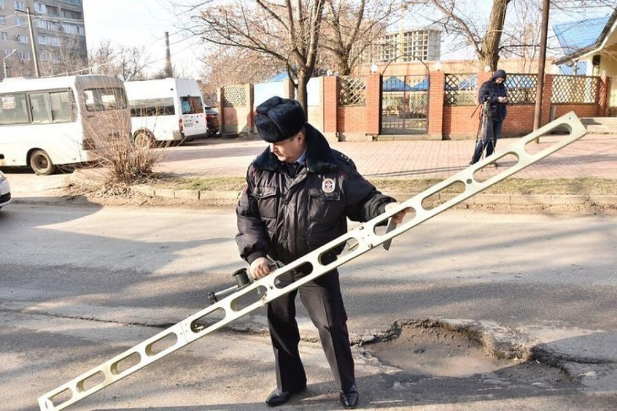 Автоинспекторы измерили глубину ям в Ростове на Западном