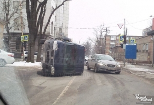В Ростове фургон перевернулся после удара