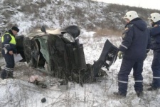 На М4 «Дон» грузовик опрокинулся на Mercedes, водитель легковушки погиб