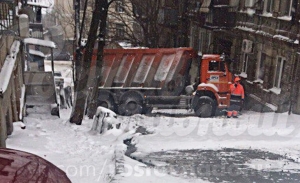 В центре Ростова КАМАЗ дорожников врезался в дом