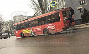 В Ростове «зацеперы» устроили экстремальную езду на троллейбусе