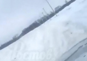 Метровые переметы снега на дорогах гонят донских автолюбителей в поля