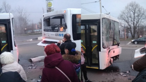 «Снова гонки?»: пассажирские автобусы столкнулись в Ростове