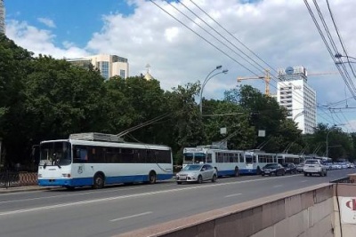 В центре Ростова собрался «паровозик» из восьми троллейбусов