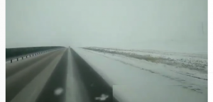 Трассу М-4 на севере Ростовской области замело снегом