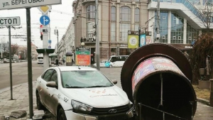 В центре Ростова машина такси сбила афишную тумбу